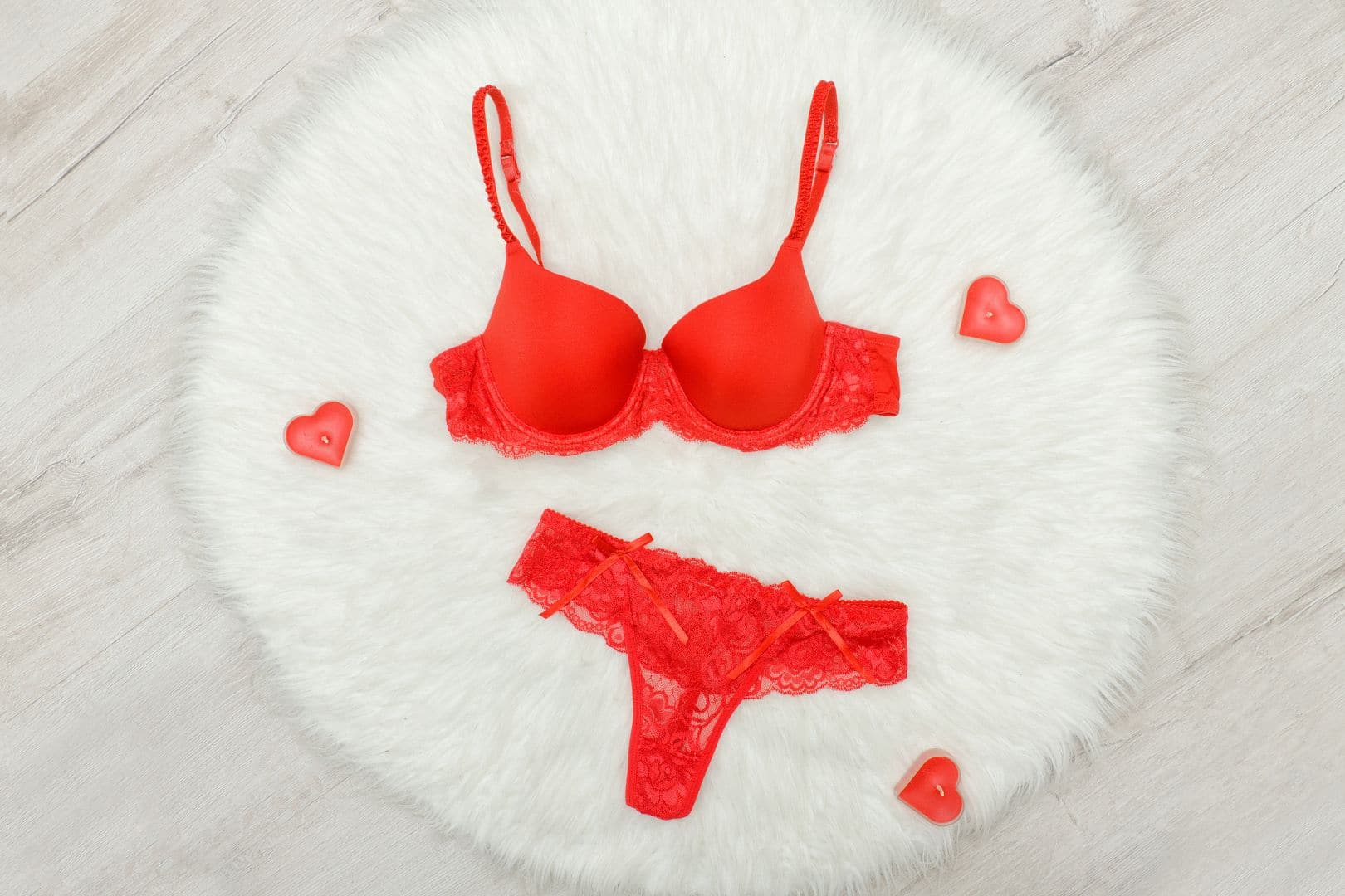 String Tanga mit Spitze